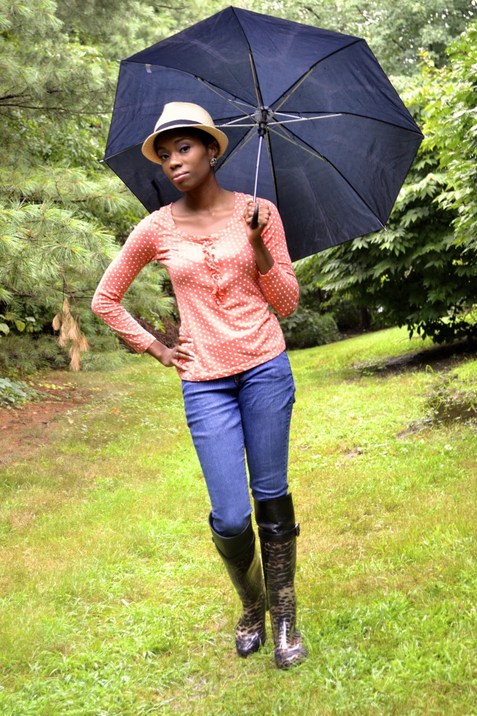 rainy day outfit; polka dot shirt, skinny jeans, cheetah rain boots