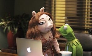 THE MUPPETS - "Pig Girls Don't Cry (Pilot)" - Miss Piggy is furious that Kermit booked Elizabeth Banks as a guest on her late night talk show Up Late with Miss Piggy, Fozzie Bear meets his girlfriend's parents, and Grammy Award-winning rock band Imagine Dragons performs their new single "Roots," on the season premiere of "The Muppets," TUESDAY SEPTEMBER 22 (8:00-8:30 p.m., ET) on the ABC Television Network. (ABC/Andrea McCallin) DENISE, KERMIT THE FROG