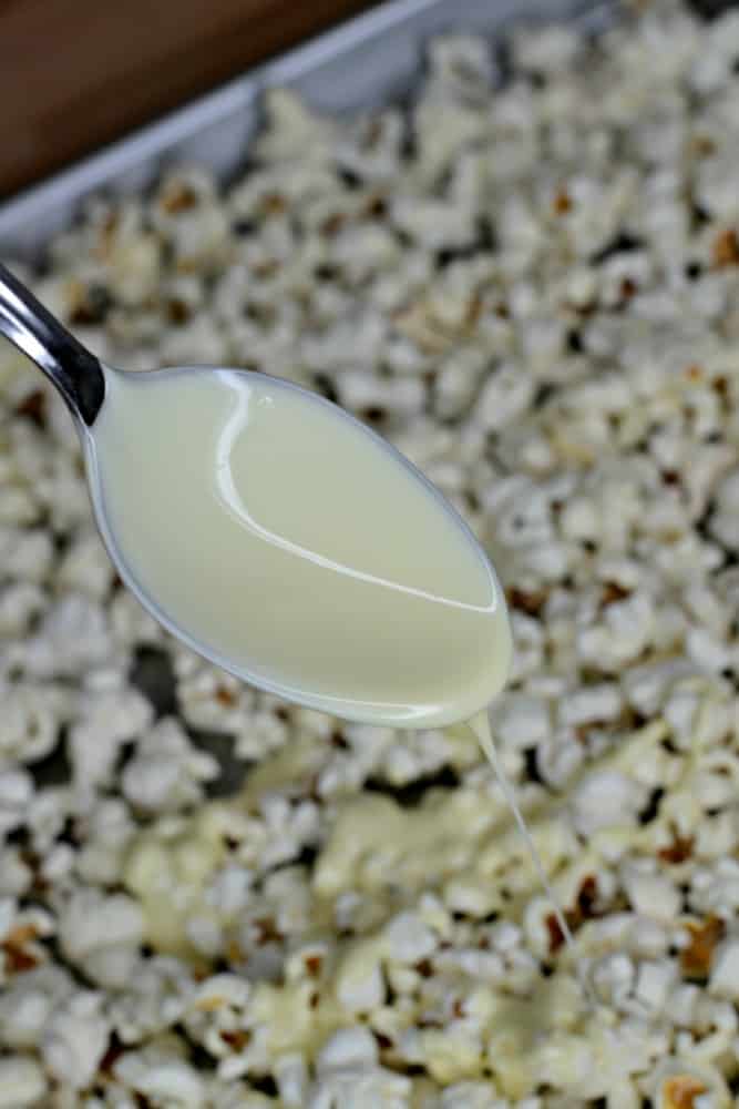 Have you ever thought about making Valentine's Popcorn as a treat for the holiday? Me neither, but this recipe looks too good!